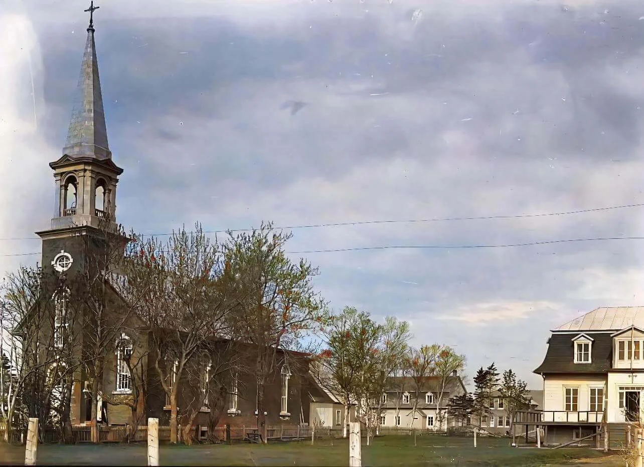 Chiesa di Bersimis con il campanile e gli edifici vicini