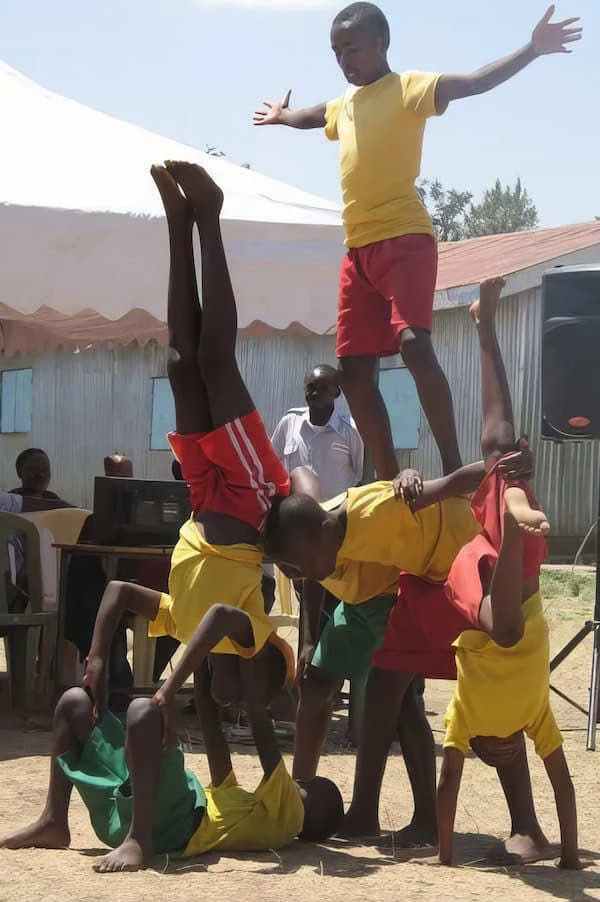 Ragazzi del Boys Town Africa riuniti nel cortile