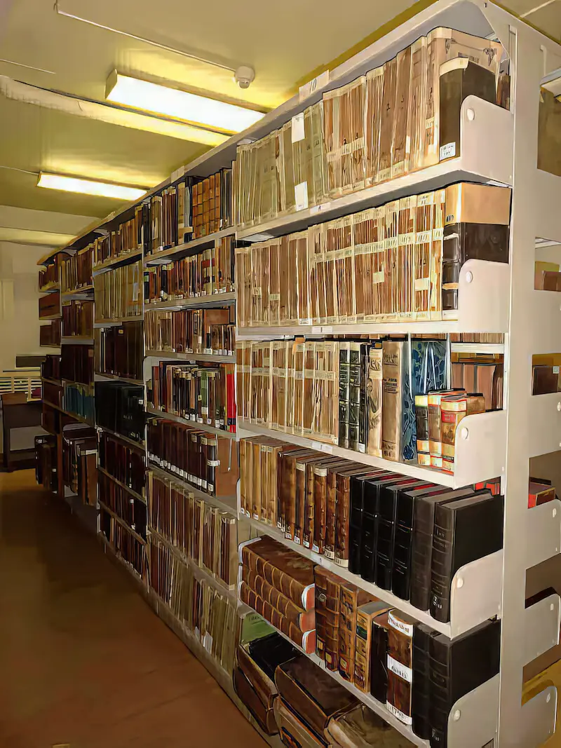 Des livres au sous-sol de la maison des Eudistes à Charlesbourg. - Crédit : Gilles Ouellet/Robert Berger