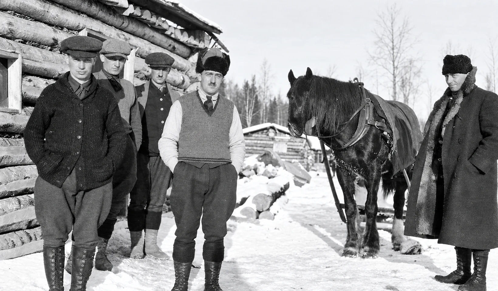 Missionari e cavallo davanti a un campo forestale innevato