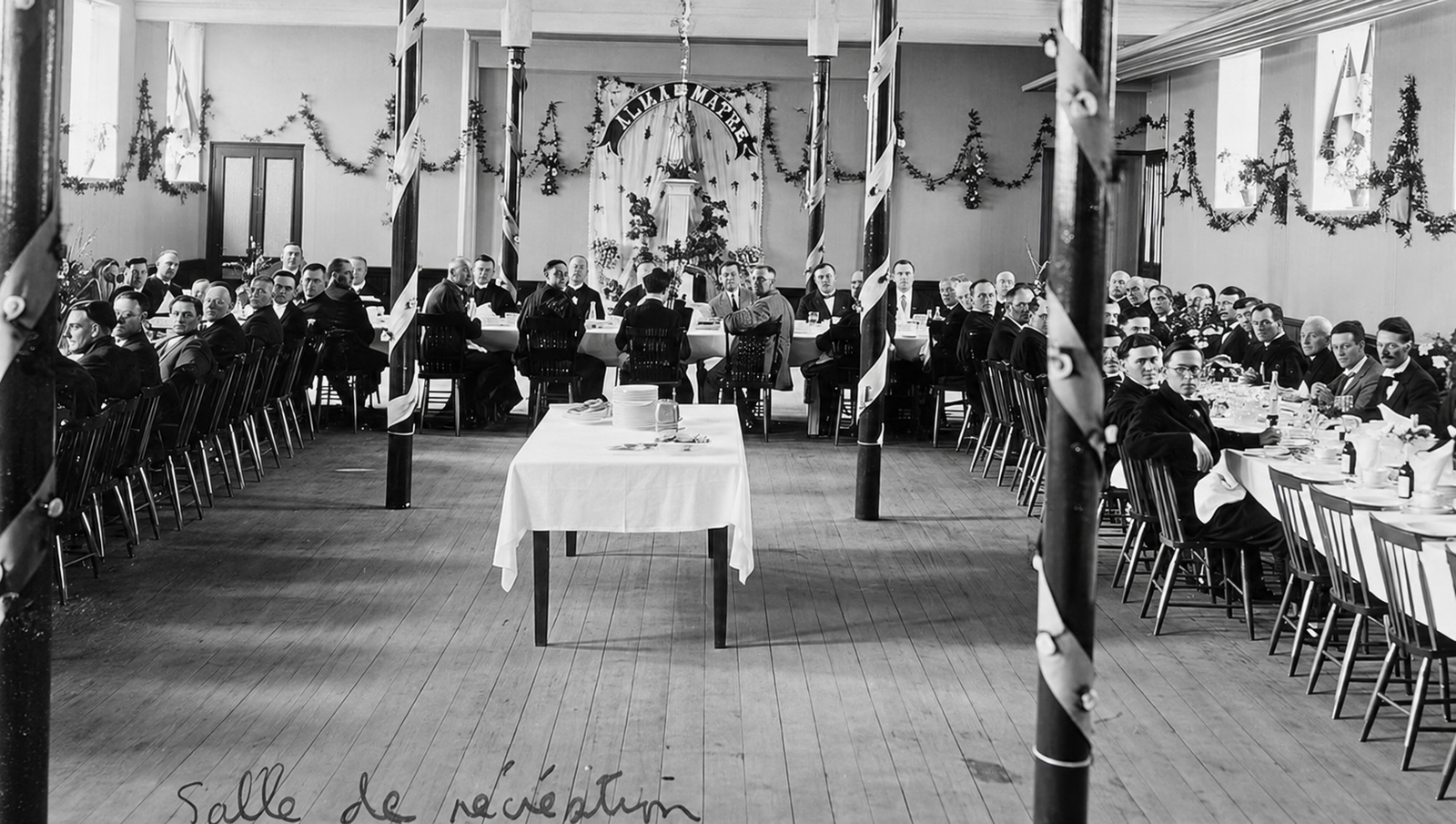 Grand banquet à la salle de récréation des petits