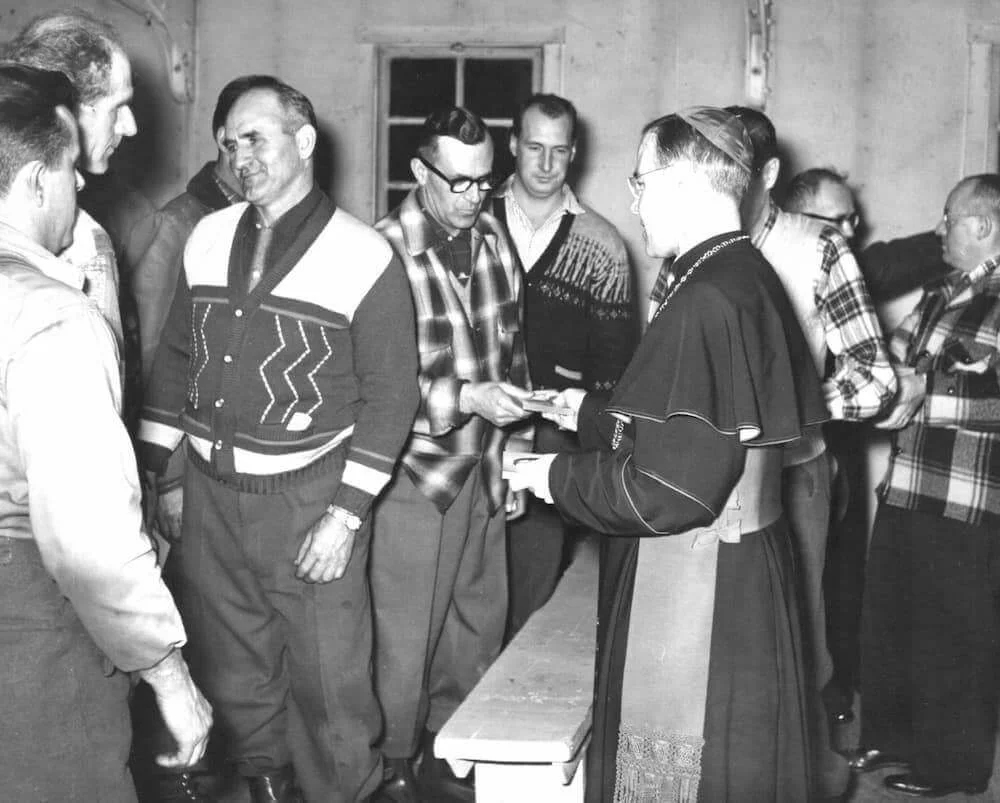 Mons. Couturier in visita agli operai forestali a Forestville